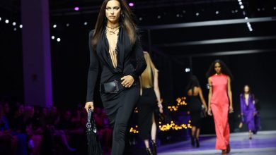 Фото - Ирина Шейк произвела фурор на показе Versace в платье с глубоким декольте
