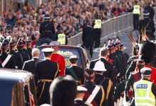 Фото - Принца Эндрю освистали в толпе во время траурной процессии в Эдинбурге