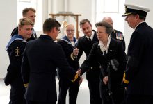 Фото - Принцесса Анна встретилась с моряками, принимавшими участие в похоронах Елизаветы II
