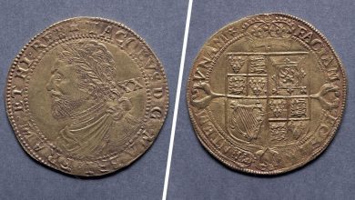 Фото - Британская пара обнаружила клад из старинных золотых монет во время ремонта дома