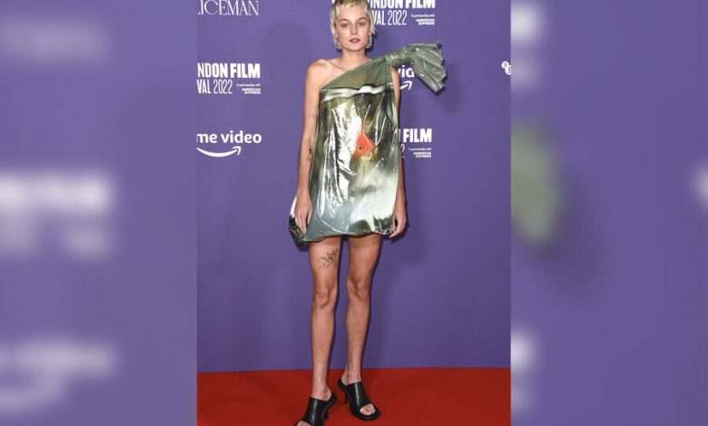 Фото - Эмма Коррин пришла на премьеру фильма в платье в виде пакета с золотой рыбкой внутри
