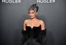 Фото - Кайли Дженнер в корсетном платье и короне с бриллиантами посетила выставку Mugler