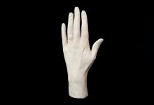 Фото - Слепок левой руки принцессы Дианы с обручальным кольцом выставлен на аукцион